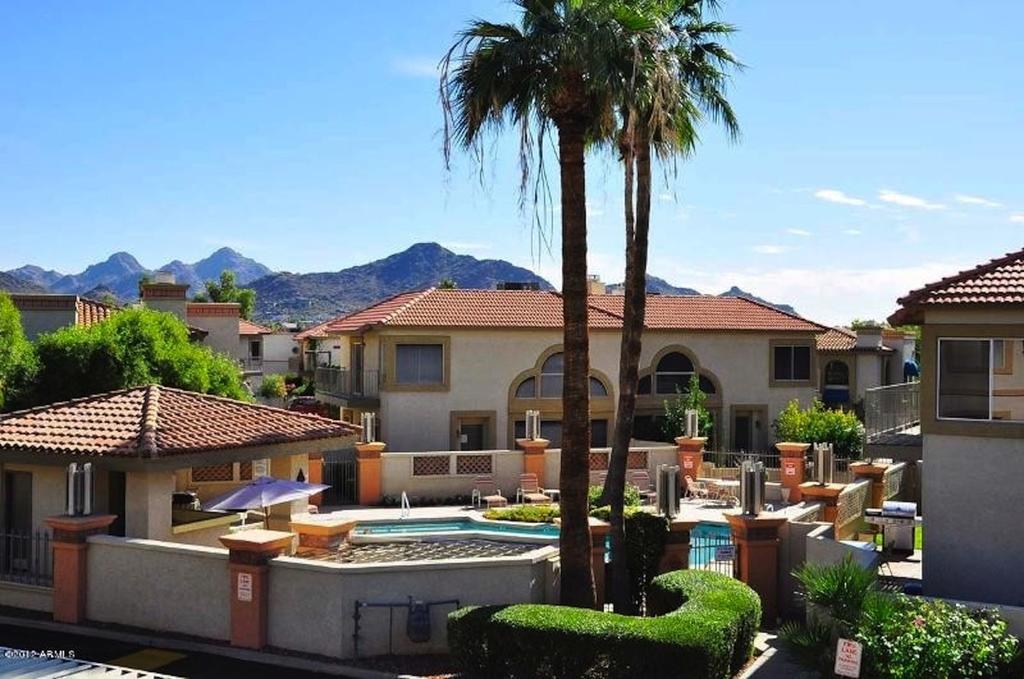 Poolside To 1 Of 3 Pool-spa Complexes, Heated & Open 24/7/365! Holiday home