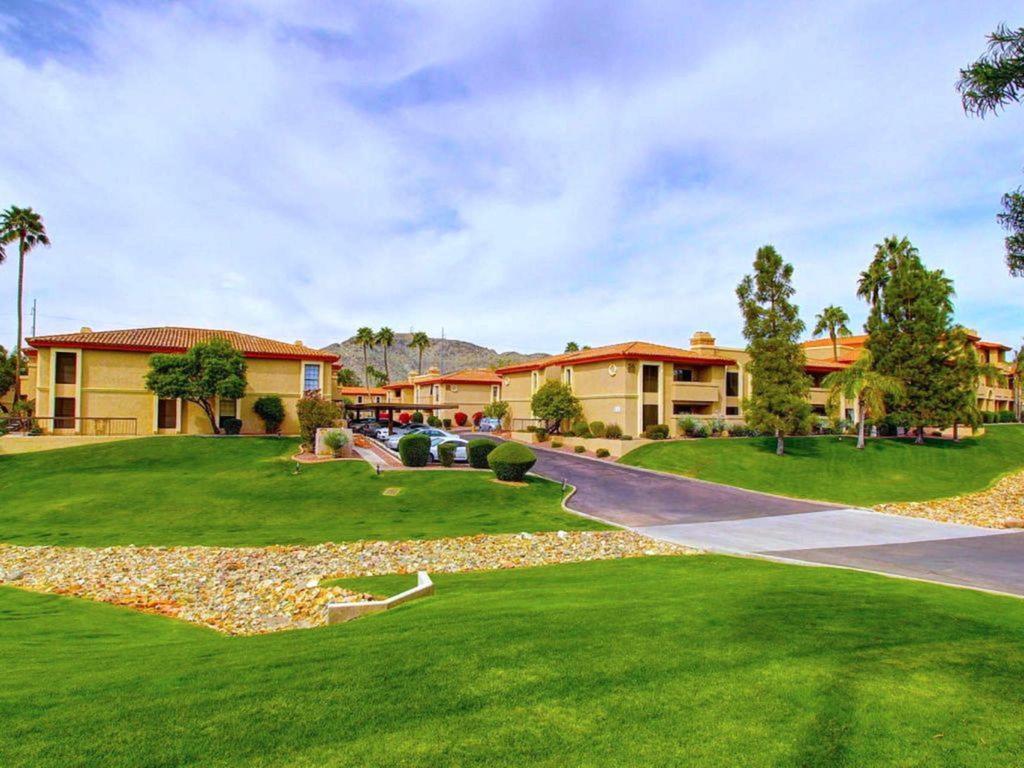 Poolside To 1 Of 3 Pool-spa Complexes, Heated & Open 24/7/365! Holiday home
