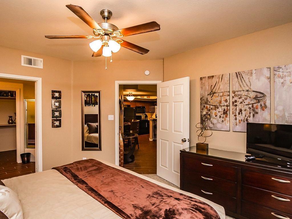 Poolside To 1 Of 3 Pool-spa Complexes, Heated & Open 24/7/365! Holiday home Phoenix